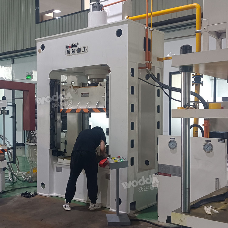 汽車內(nèi)飾件成型液壓機(jī)現(xiàn)場調(diào)試