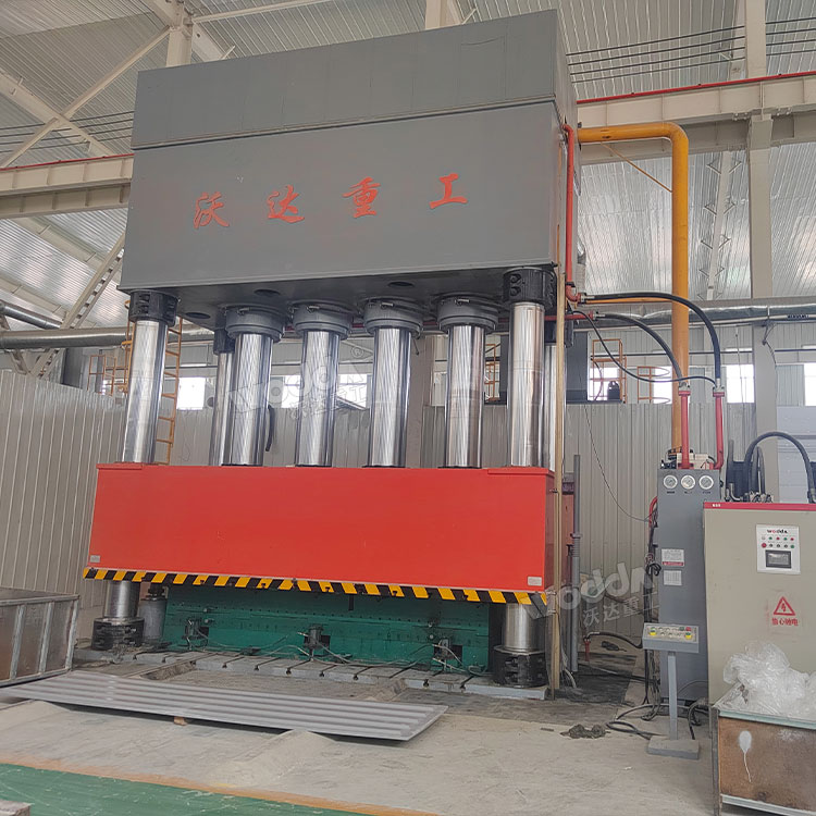 玻璃鋼防腐板成型液壓機(jī)現(xiàn)場.jpg
