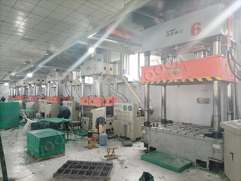 630噸豬用復合漏糞板成型液壓機